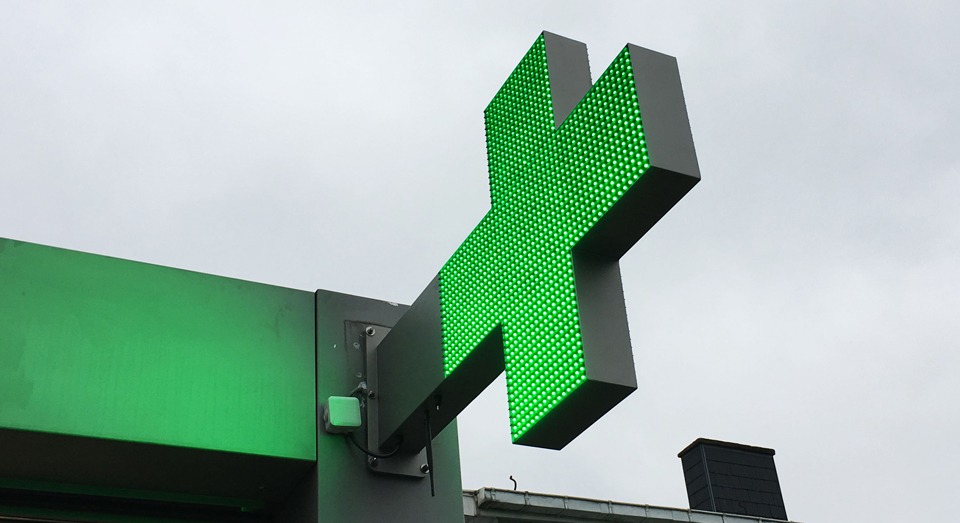 Croix de pharmacie : Le guide complet pour bien choisir votre modèle lumineux