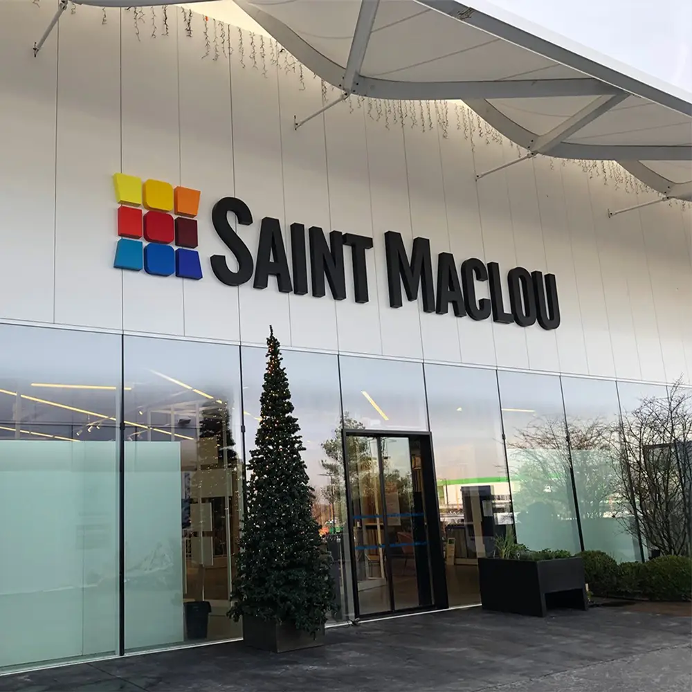 Façade d'un magasin réaliser en MatelBond blanc