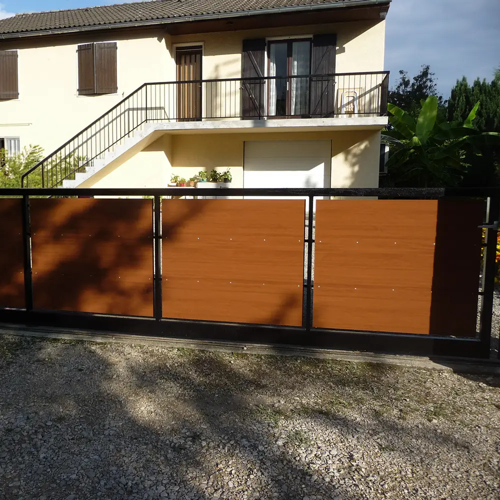 Portail réalisé en MatelBond bois