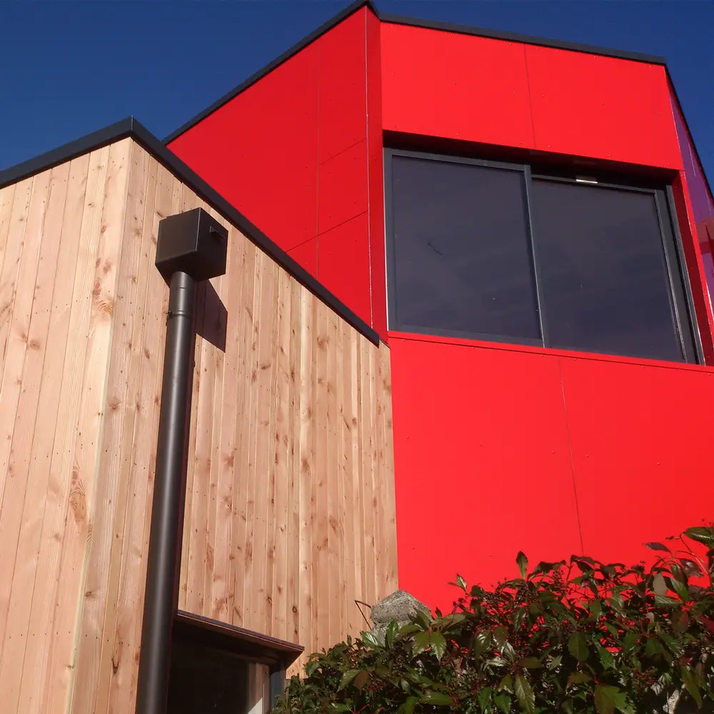 Façade en MatelBond rouge